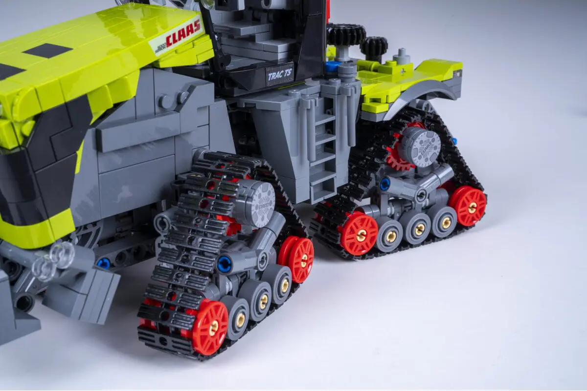 CaDA Raupenschlepper Claas Xerion 5000 Trac TS 1:32 Bricks