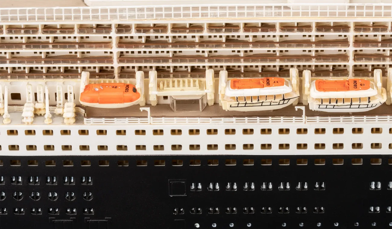 Revell Queen Mary 2 05223 Steuerbord